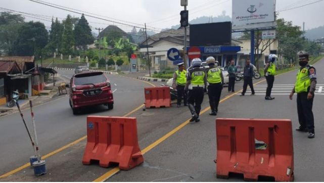 Oow…!! Perbatasan Cianjur- Bogor Sudah Diblokade Polisi, Mobil Luar Cianjur Dilarang Masuk