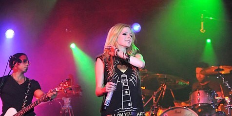 Buntut Virus Corona, Avril Lavigne Sedih Batal Tur di Asia