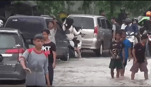 Perumahan BTB Kemang Bogor Terendam Banjir, Warga: Tingginya sampai Dada Orang Dewasa
