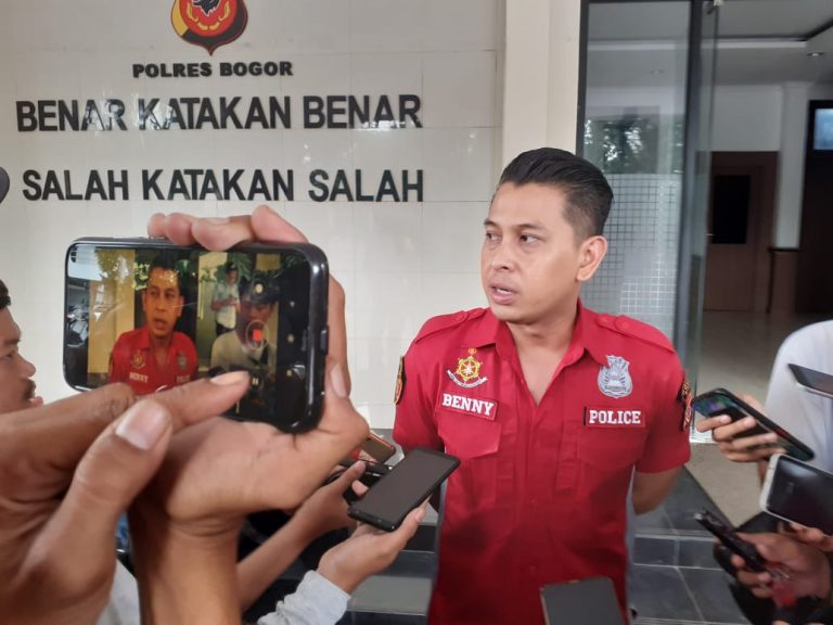 Polisi Temukan Uang Rp120 Juta di Ruang Sekdis DPKPP Kabupaten Bogor