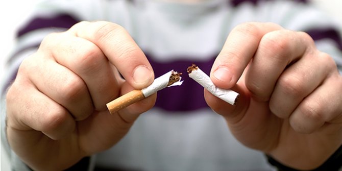 Perokok Diimbau Berhenti Merokok untuk Menurunkan Risiko Tertular COVID-19