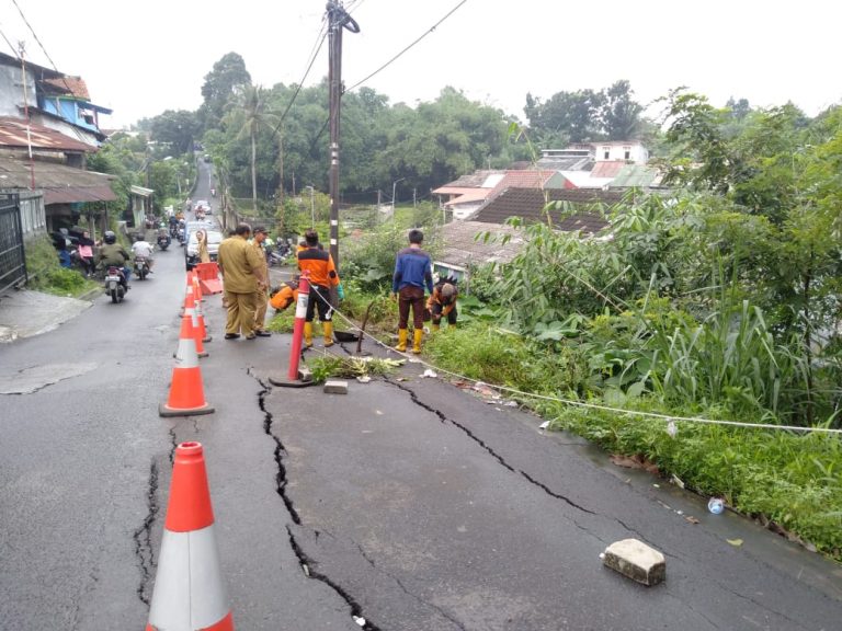 Diguyur Hujan, Jalan Manunggal Bogor Menganga Begini