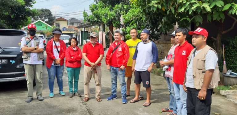 Hidupkan Solidaritas Tetangga, PSI Bagikan 500 Ikat Kangkung