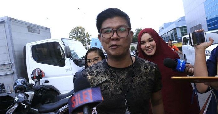 Andika Babang Tamvan Bagi-bagi 5 Ton Beras dan Sembako