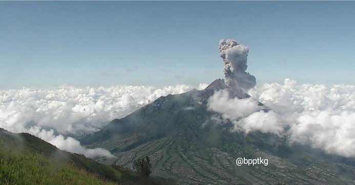 Semburkan Kolom Abu Setinggi 3 Km, Gunung Merapi Erupsi Pagi Ini