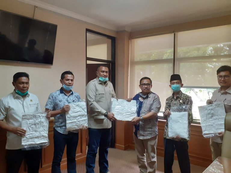 DPRD Serahkan 200 APD Untuk Tenaga Medis di Kabupaten Bogor