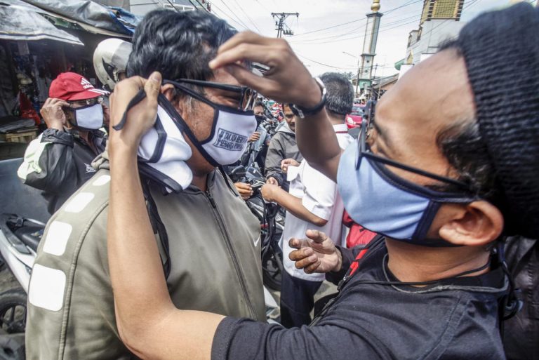 Pokwan DPRD Kab. Bogor Bagi-Bagi Masker dan Semprot Disinfektan di Jalan