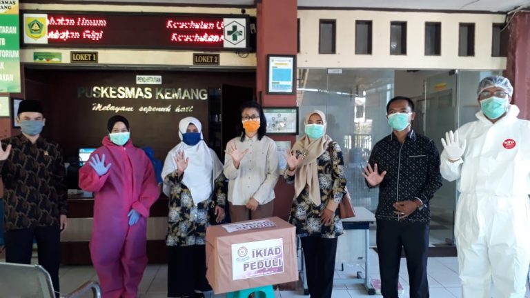 IKIAD DPRD Kabupaten Bogor Salurkan Bantuan ke Puskesmas Zona Merah Covid-19