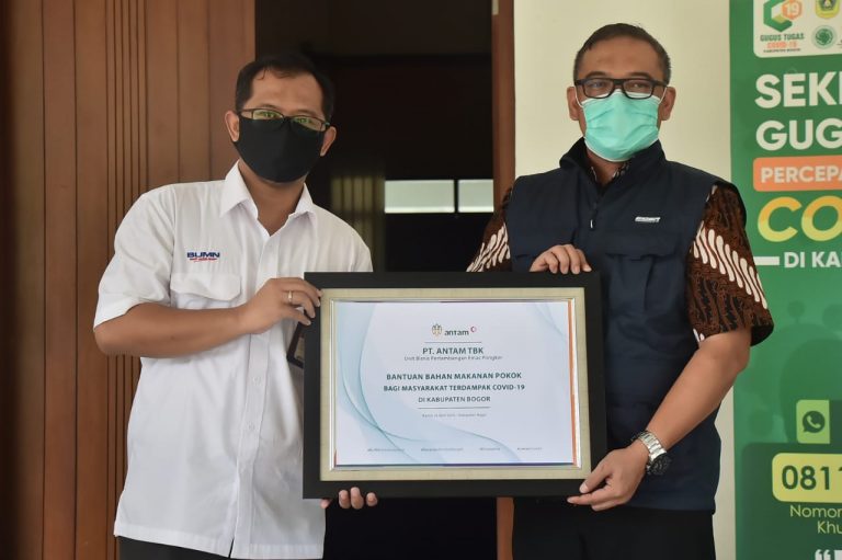 Iwan Setiawan Terima Bantuan Sembako dari Antam Pongkor