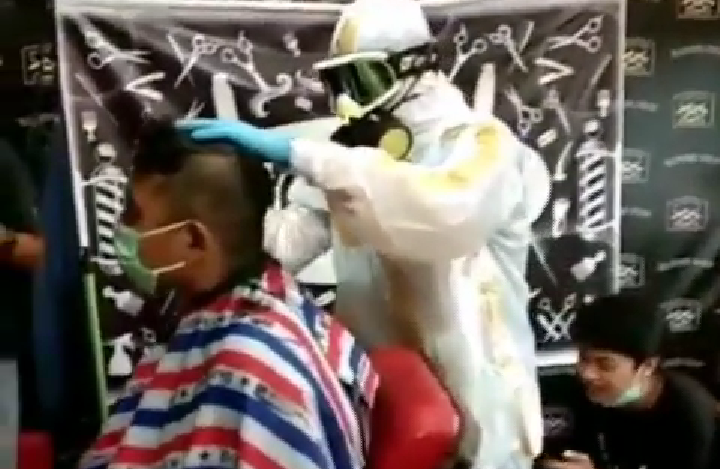 Video Detik-detik Tukang Cukur viral yang Beraksi Mengenakan APD