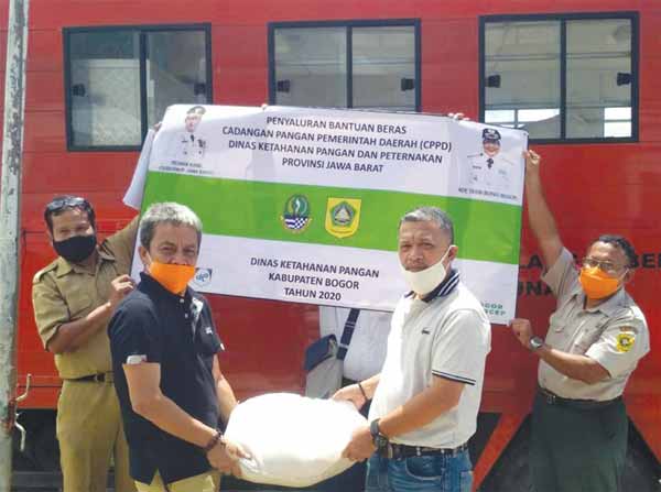 DKP bagikan Beras untuk Empat Kecamatan Terdampak Longsor Sukajaya