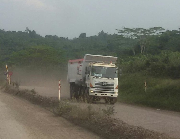 Galian Tanah di Jasinga Bikin Jalanan Licin, Berlumpur, Berdebu