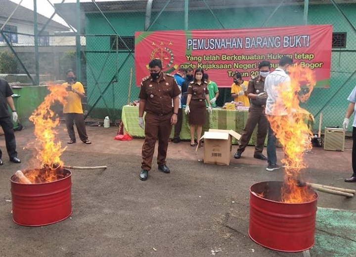 Kejari Kabupaten Bogor Bakar Barbuk Senjata Api