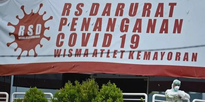 Satgas Covid-19 DPR Beri Bantuan Obat Herbal Saat Kunjungi RSD Wisma Atlet