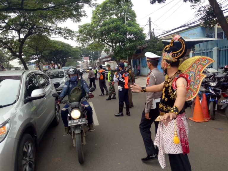 Lihat Nih, Aksi Gatot Kaca dan si Kabayan Tindak Pelanggar PSBB di Bogor