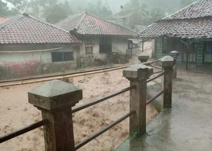 Satu Kampung di Sukajaya Bogor Diterjang Banjir Lumpur