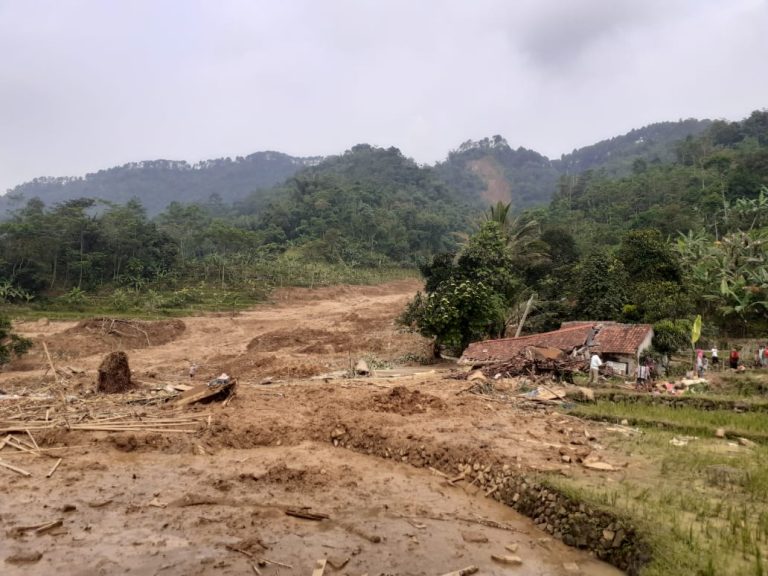 Satu Orang Korban Longsor di Leuwisadeng Ditemukan Meninggal di Reruntuhan Rumah. Ini Identitasnya