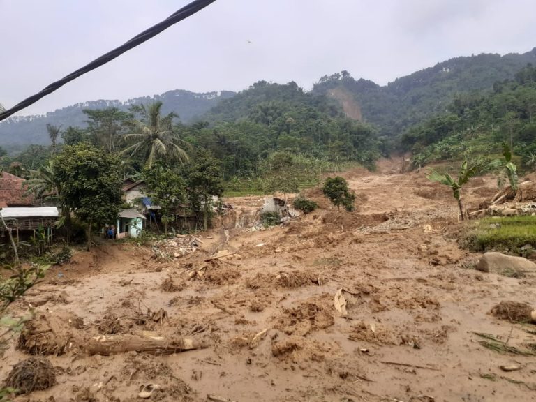Mengerikan, Cerita Warga Detik-detik Sebelum Longsor Terjadi