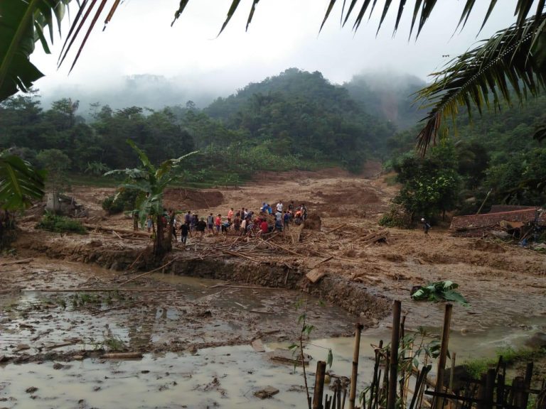 Belasan Rumah di Leuwisadeng Digerus Longsor