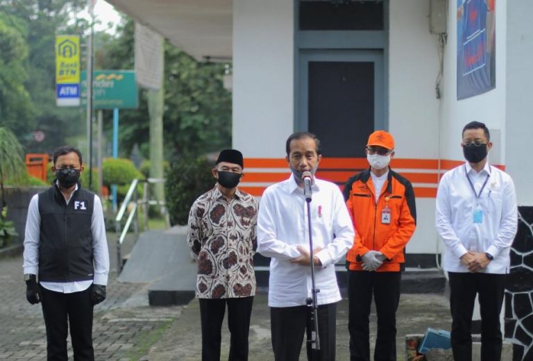 Jokowi Langsung Serahkan Bantuan kepada KPM Terdampak Covid-19 di Bogor