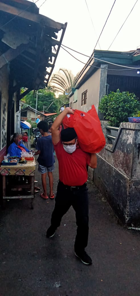 Berbagi Paket Sembako, DPD PSI Kota Bogor terus Berkontribusi