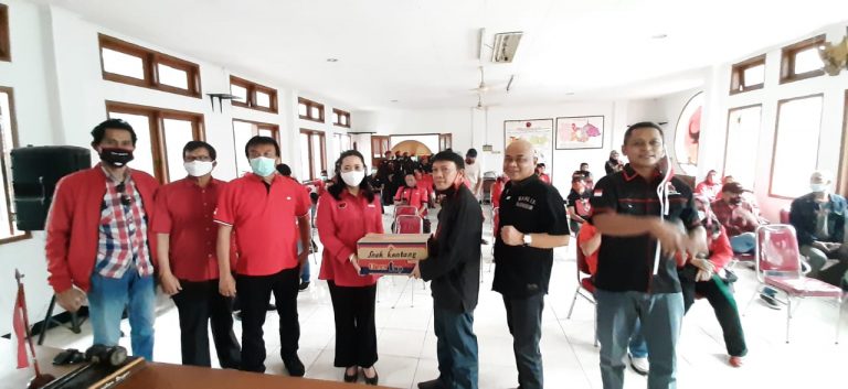 Asyanti Rozana Thalib Salurkan Sembako Dari Iuran Para Anggota Dewan