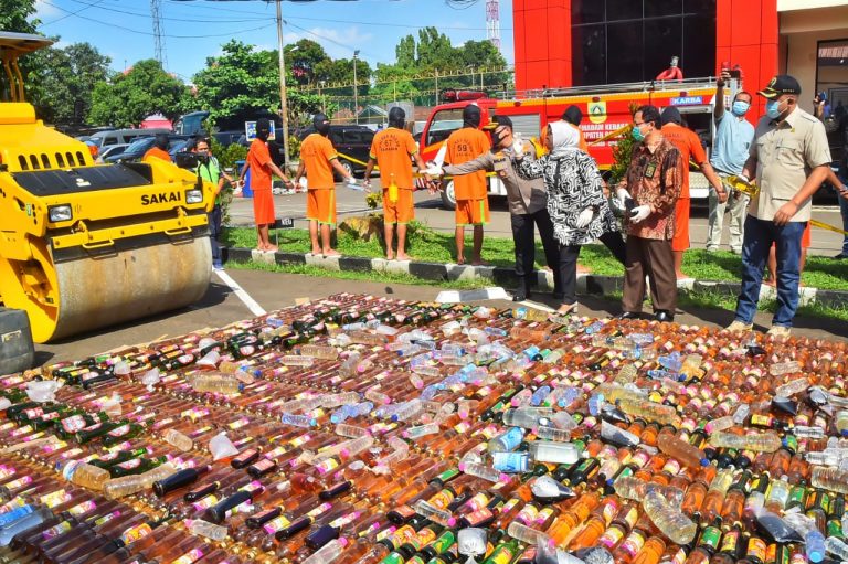 Ratusan Ribu Botol di Hancurkan, Polres Bogor Bau Miras