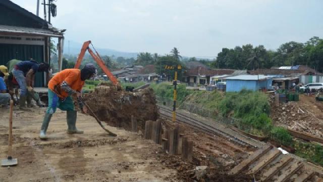 Hujan Lebat, Longsor Terjadi di Proyek Double Track Bogor