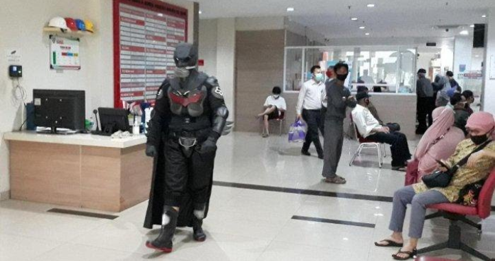 Dokter Nyentrik dari Bogor, Kenakan APD Batman Saat Bertugas
