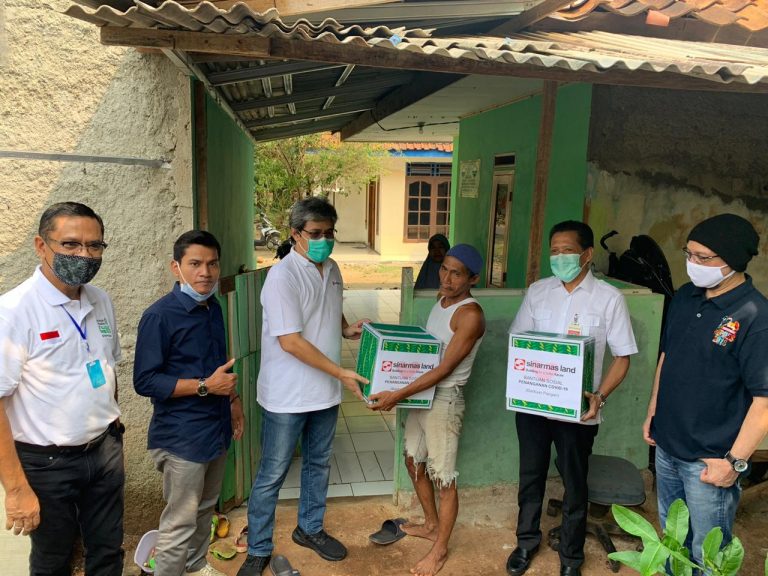 Sinar Mas Land Serahkan Paket Bantuan Bahan Pangan Bersama Andy F Noya Kepada Warga Terdampak Covid-19