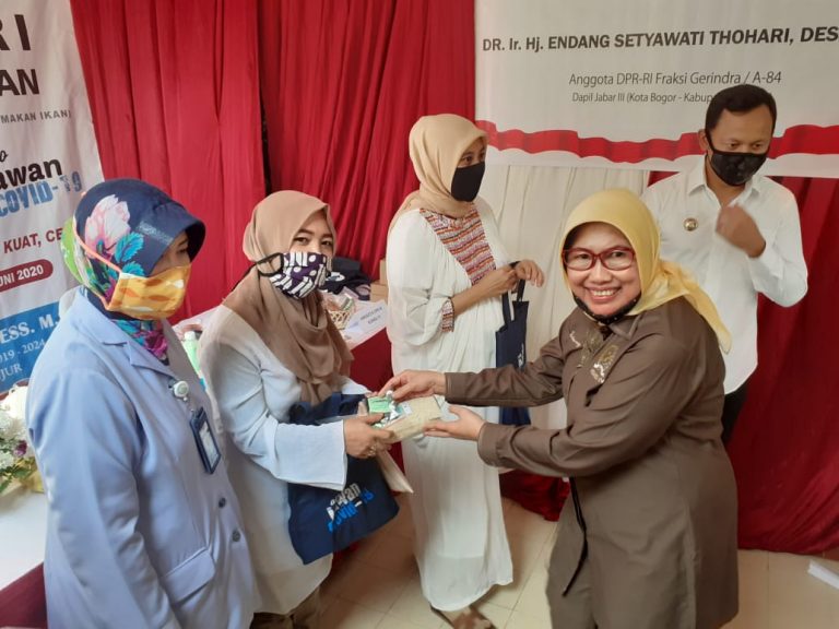 Dr. Hj. Endang Setyawati Thohari Salurkan 400 Paket Sembako, Untuk Warga Kota Bogor Terdampak Covid-19