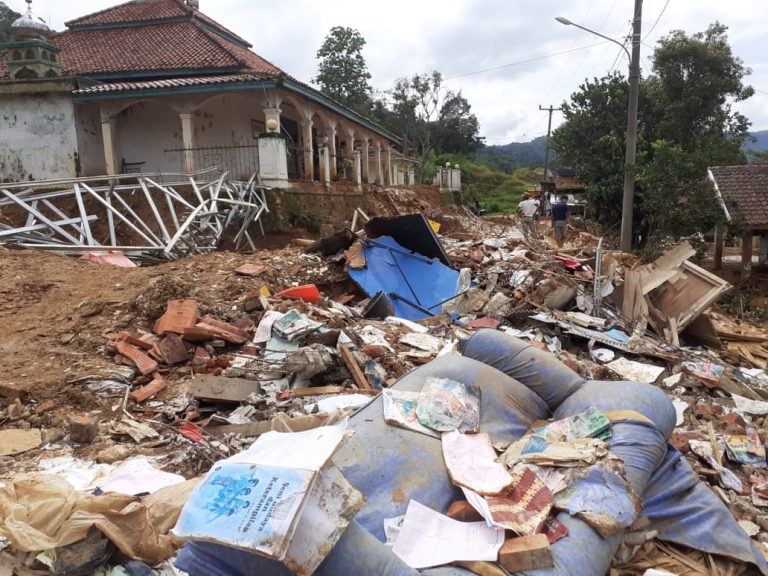 Kemensos Salurkan Bantuan Rp3.7 M Kepada Korban Longsor di Bogor Barat