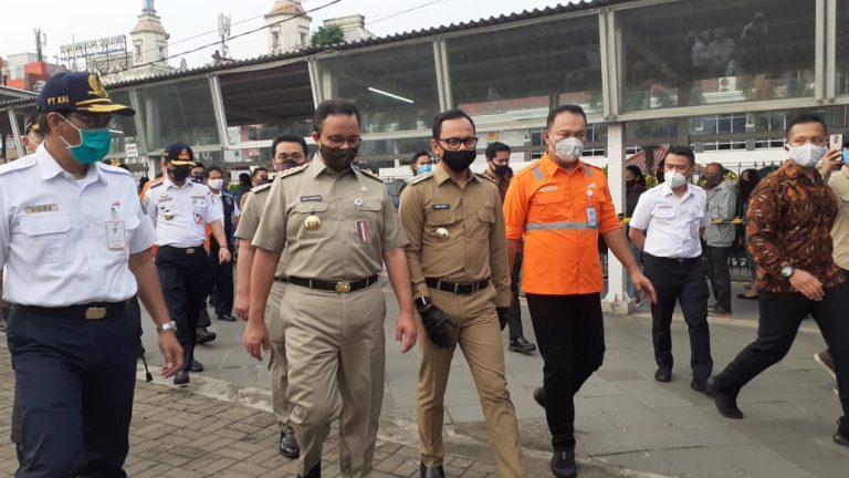 Anis dan Bima Pantau Langsung Kondisi Penumpang KRL di Stasiun Bogor
