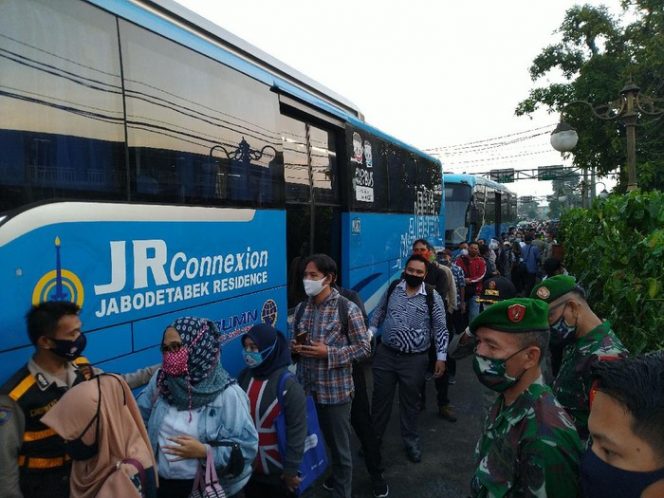 
 Warga di Stasiun Bogor Antre Naik Bus Gratis ke Jakarta, Penumpang Dibatasi