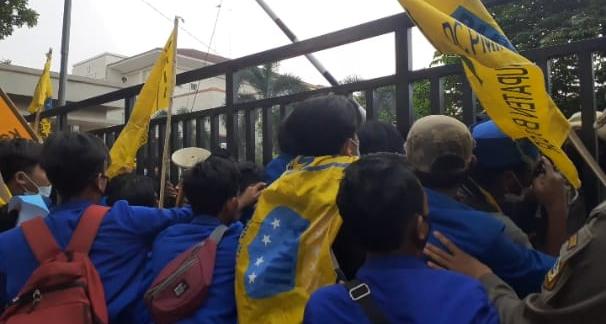 Demo PMII di Kantor Dinkes Kabupaten Bogor Ricuh