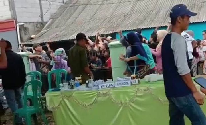 Heboh, Video Viral Ketua RT Terpilih Tebar Uang di Bogor. Ini yang Sebenarnya Terjadi