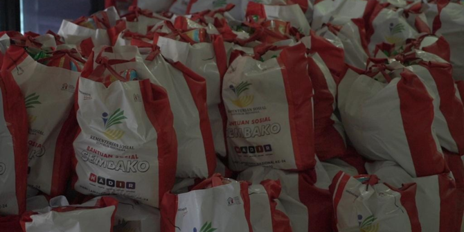 Kemensos Menyalurkan 2.000 Paket Bansos untuk Lansia
