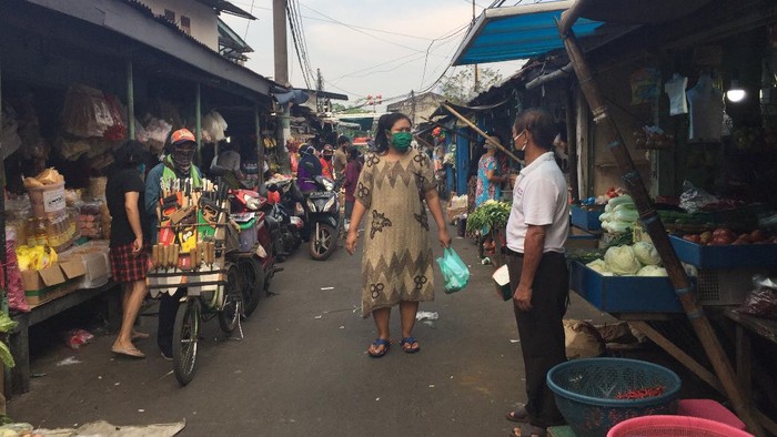 Pengunjung Tak Bermasker di Pasar Kebon Pala Disanksi Nyanyi Lagu Nasional