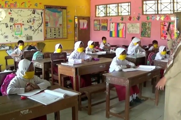 Ini Syarat Sekolah Saat Dibuka: Masker 3 Lapis-Dilarang Pinjam Alat Belajar