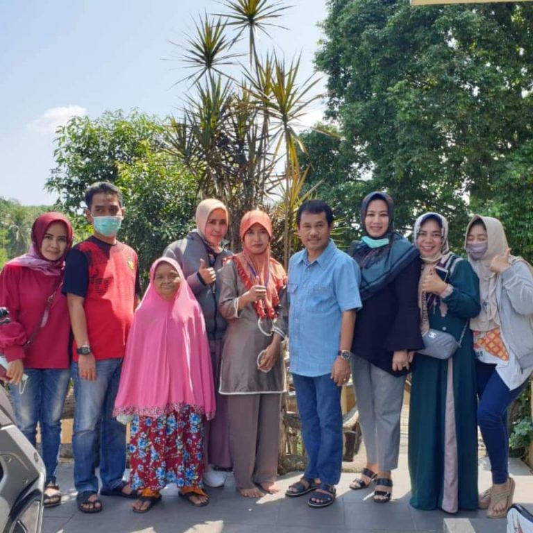 Elly Rachmat Yasin Berbagi Hewan Kurban bareng Keluarga
