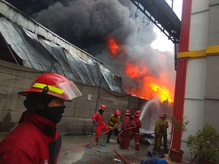 Hujan Bantu Tim Pemadam Kebakaran Jinakan Kobaran Api di Pabrik Kawasan Industri Sentul