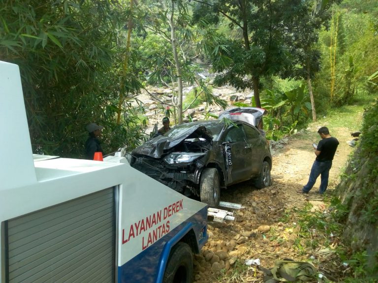 Ngeri! CRV Terjun Bebas ke Jurang di Babakan Madang, Mobilnya Ringsek