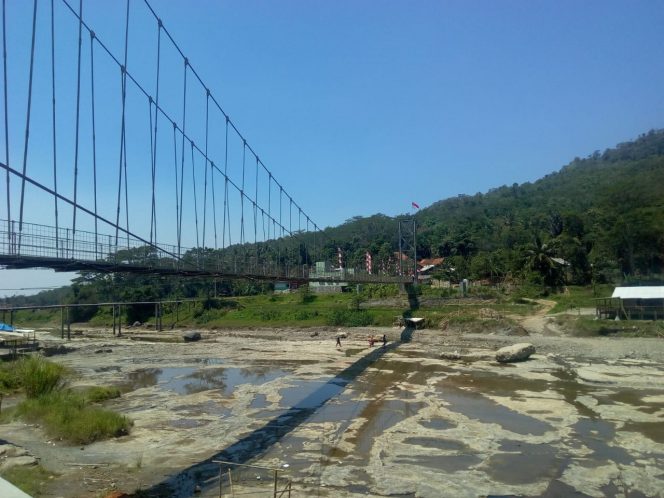 
 Jembatan penghubung desa di desa Sukanegara, Kecamatan Jonggol yang kerap dijadikan lokasi wisata karena pemandangannya yang indah