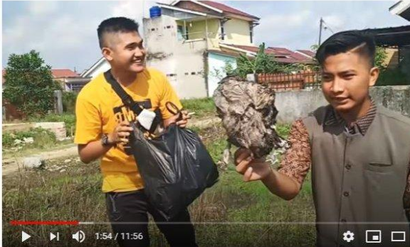 Viral YouTuber Prank Bagikan Daging Kurban Isinya Sampah. Korbannya Emak-emak