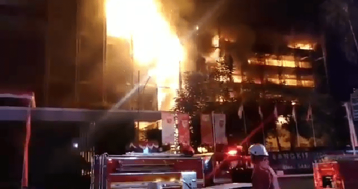 Mirip Film Hollywood, Video Detik-detik Kantor Jaksa Agung Terbakar Dahsyat, 17 Mobil Damkar Dikerahkan