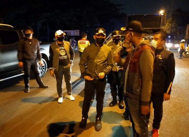 Asyik Malam Mingguan, Aktivitas Warga Dibubarkan Paksa.  Bima Arya: Senin Mulai Diberi Sanksi
