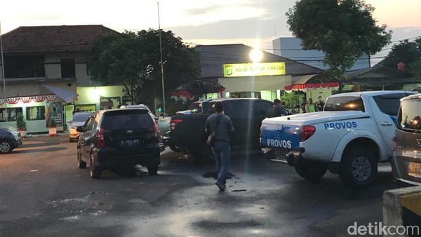 Polsek Ciracas di Jalan Raya Bogor Diserang