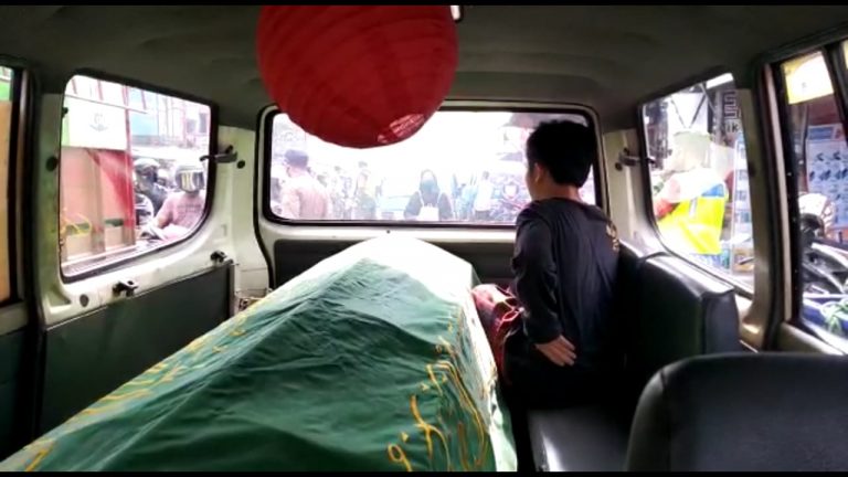 Warga Bogor Dihukum Masuk Ambulance berisi Keranda