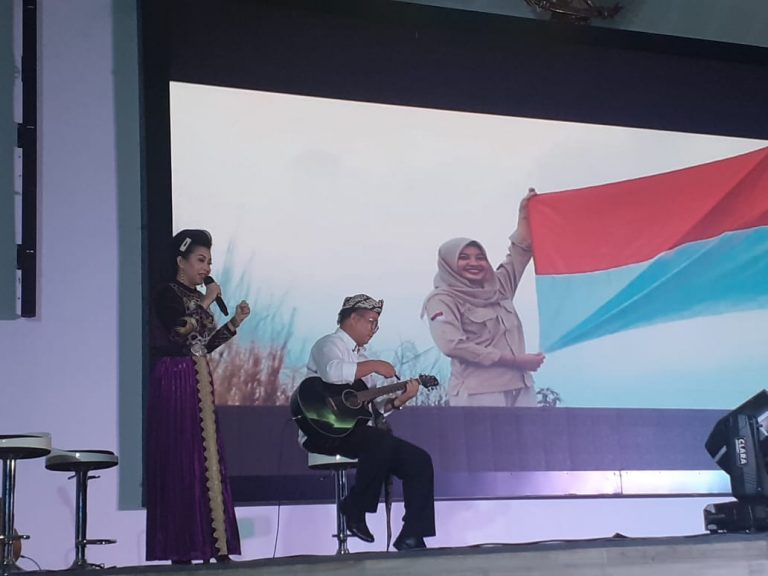 Ratna List Duet Bareng Rektor IPB Nyanyikan Lagu ‘Misteri Cinta’