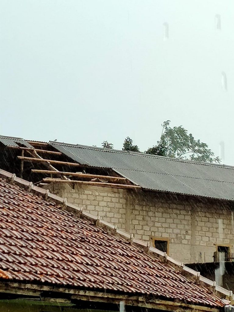 Hujan Es di Bogor Bikin Atap Rumah Warga Hancur